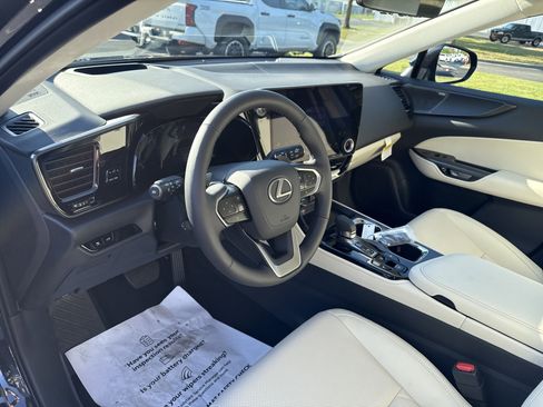 Used 2025 Lexus NX 300h AWD w/ Luxury Package image 15