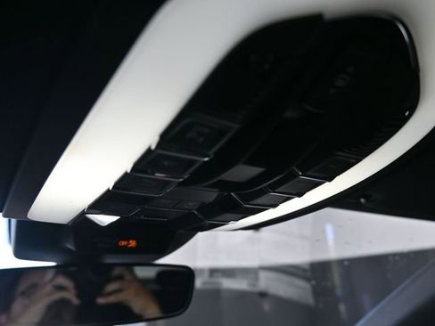 Certified 2025 Porsche Macan image 14