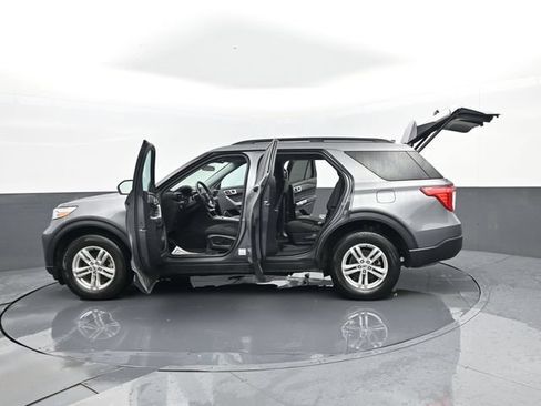 Used 2023 Ford Explorer XLT AWD/4WD image 32