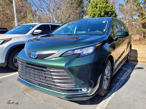 Used 2021 Toyota Sienna XLE image 3