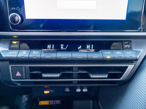 Used 2025 Toyota Camry SE w/ Convenience Package image 32