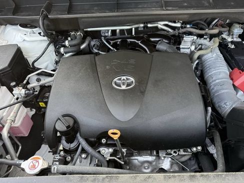 Used 2022 Toyota Highlander XLE AWD/4WD image 36