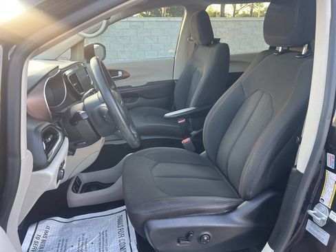 Certified 2017 Chrysler Pacifica Touring w/ Tire & Wheel Group FWD image 58