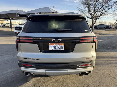 Used 2025 Chevrolet Traverse Z71 image 4