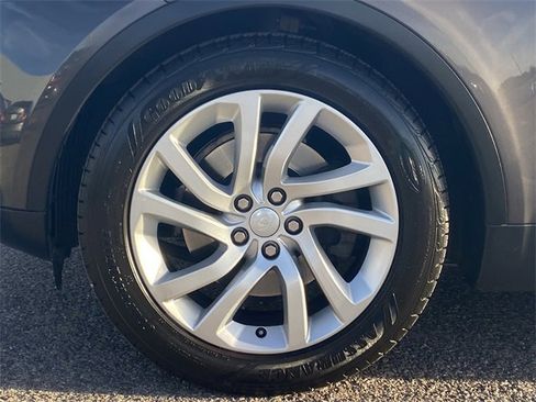 Used 2017 Land Rover Discovery HSE image 31