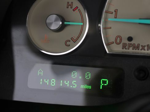 Used 2005 Ford Thunderbird image 3