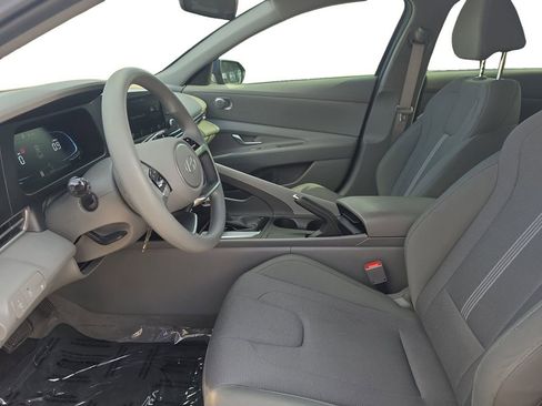 Certified 2025 Hyundai Elantra SE FWD image 9