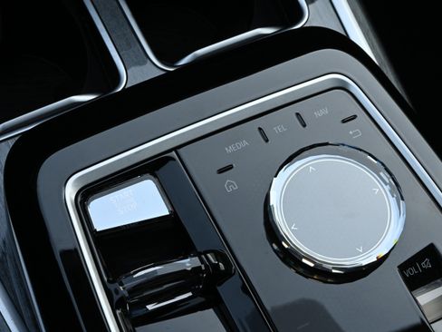 Certified 2024 BMW 760i xDrive w/ Executive Package image 19