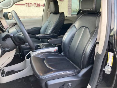 Used 2023 Chrysler Pacifica Touring-L FWD image 9