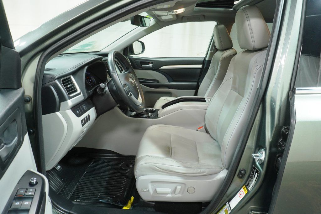 Used 2018 Toyota Highlander XLE AWD/4WD image 12