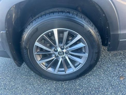 Used 2018 Toyota Highlander XLE AWD/4WD image 5