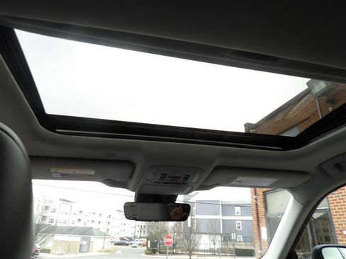 Used 2021 Toyota Highlander XLE image 24