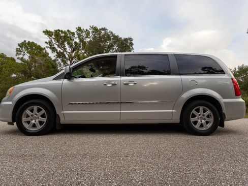 Used 2012 Chrysler Town & Country Touring w/ Entertainment Group #1 FWD image 23