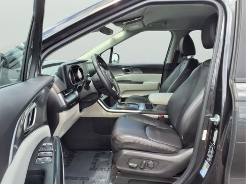 Used 2023 Kia Carnival LX FWD image 14