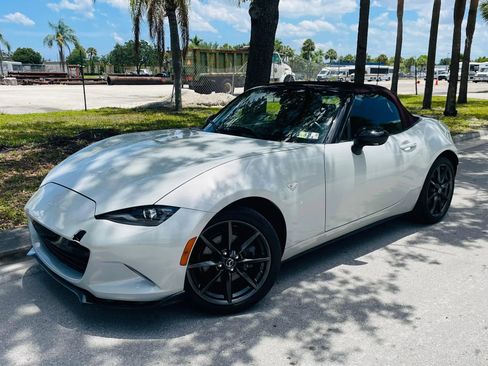 Used 2018 MAZDA MX-5 Miata Club RWD image 1
