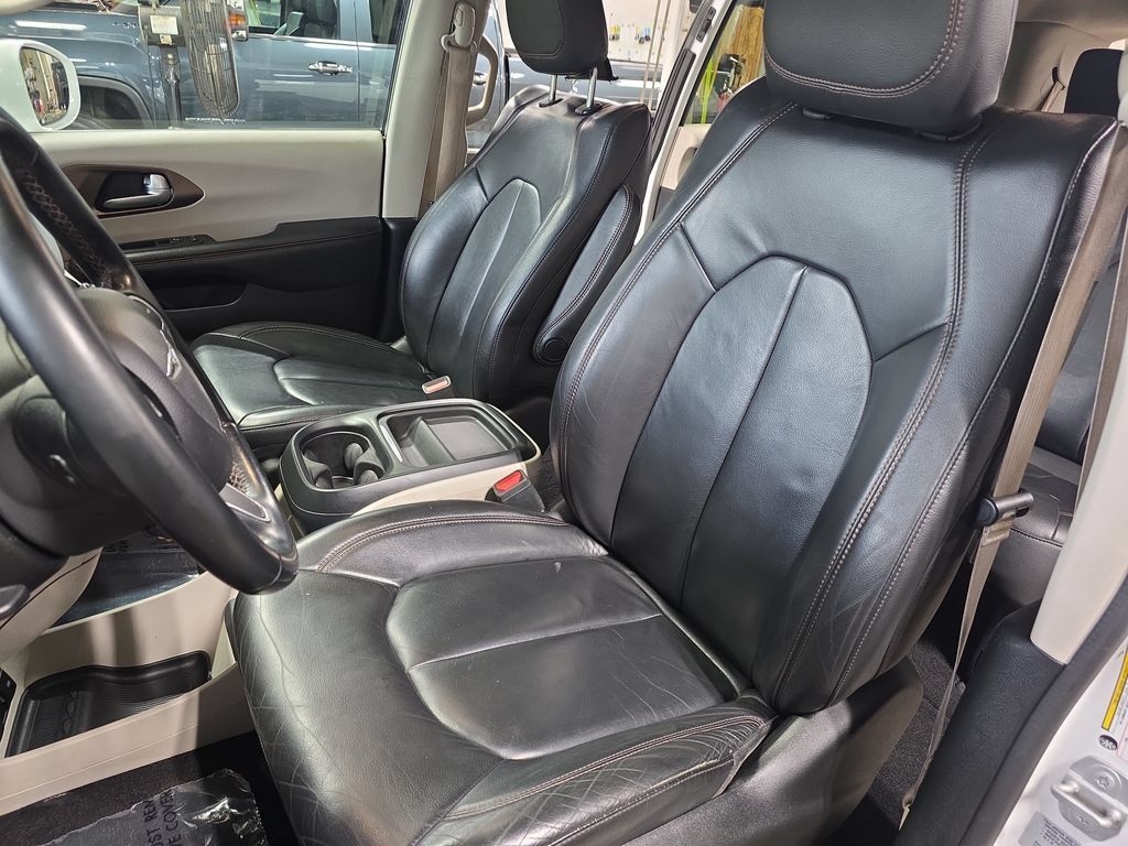 Used 2017 Chrysler Pacifica Touring-L w/ Tire & Wheel Group FWD image 17