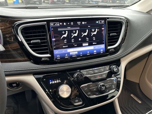 Used 2024 Chrysler Pacifica Limited w/ Uconnect Theater Family Group image 19