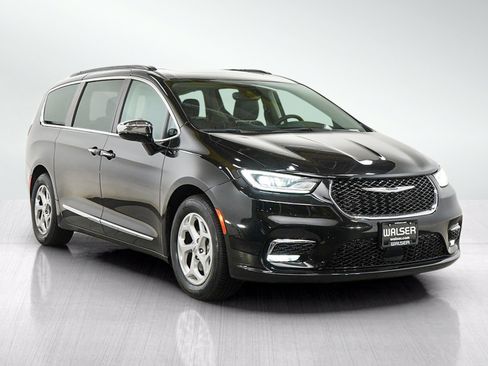 Used 2023 Chrysler Pacifica Limited FWD image 7
