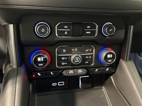 Used 2022 Chevrolet Suburban LT image 18