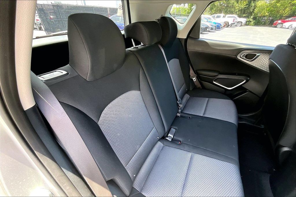 Used 2025 Kia Soul LX w/ LX Technology Package FWD image 25