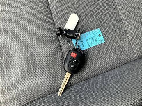 Used 2016 Toyota Tacoma SR5 w/ SR5 Appearance Package (SN) image 15