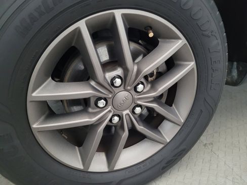 Used 2016 Jeep Grand Cherokee Laredo 75th Anniversary image 31