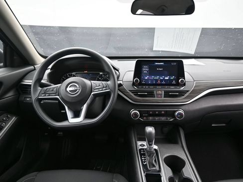 Used 2025 Nissan Altima 2.5 SV FWD image 18