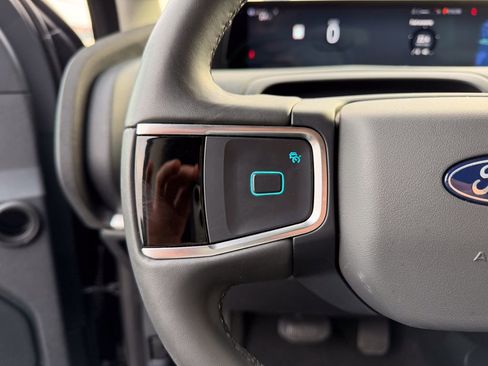 Used 2025 Ford Expedition Active image 33