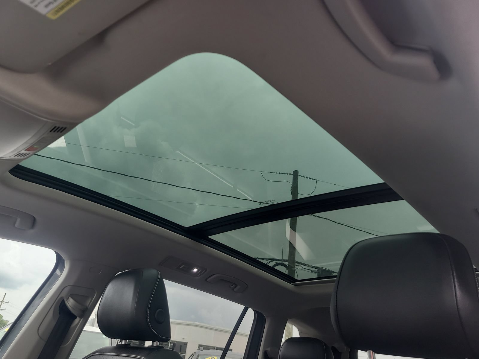 Used 2022 Volkswagen Tiguan SE w/ Panoramic Sunroof Package FWD image 18