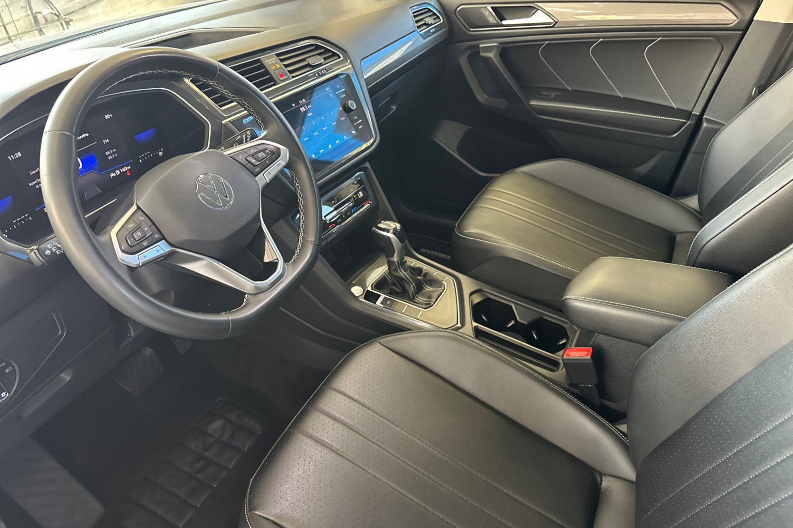 Used 2023 Volkswagen Tiguan SE w/ Panoramic Sunroof Package FWD image 10