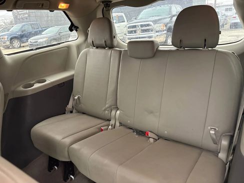 Used 2017 Toyota Sienna XLE w/ XLE Navigation Package image 14