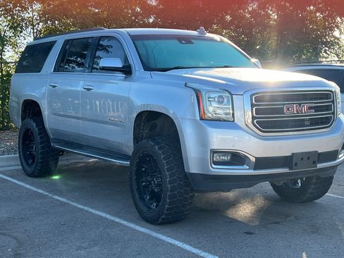 Used 2017 GMC Yukon XL SLT AWD/4WD image 2