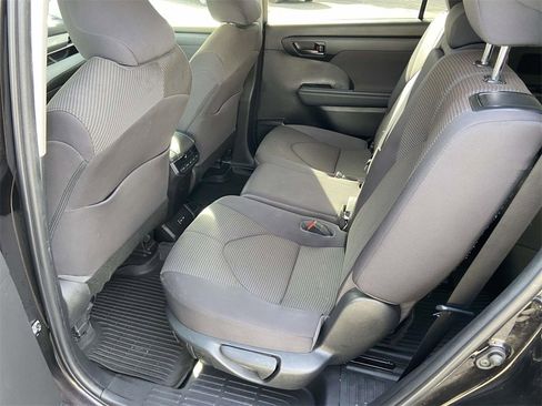 Used 2022 Toyota Highlander L image 18