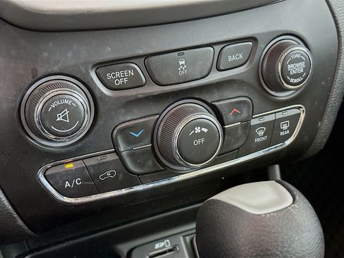 Used 2018 Jeep Cherokee Latitude w/ Cold Weather Group FWD image 23