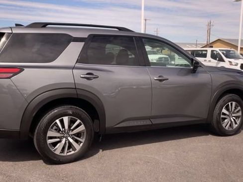 Used 2026 Nissan Pathfinder SL AWD/4WD image 2