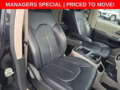 Used 2023 Chrysler Pacifica Touring-L image 21
