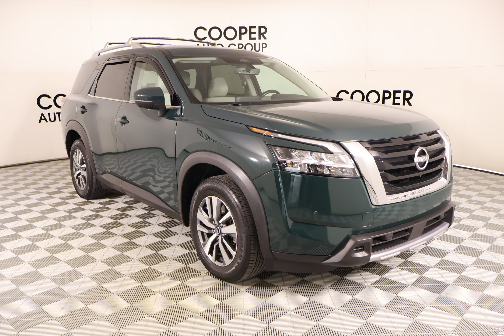Used 2023 Nissan Pathfinder SL AWD/4WD image 1