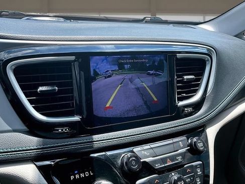 Used 2018 Chrysler Pacifica Limited FWD image 21