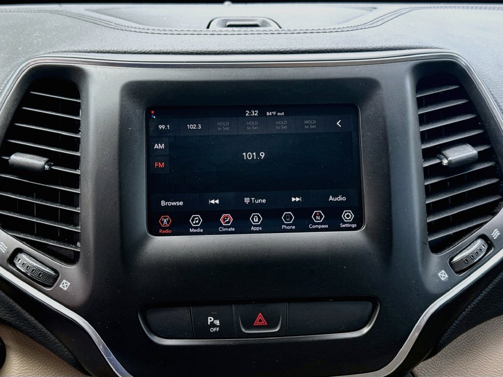 Used 2020 Jeep Cherokee Latitude FWD image 16