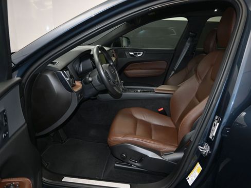 Used 2021 Volvo XC60 T5 Momentum w/ Protection Package Premier FWD image 13