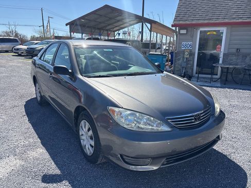 Used 2005 Toyota Camry XLE FWD image 3