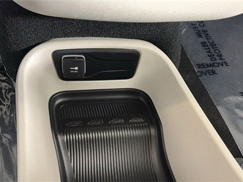 Used 2023 Chrysler Pacifica Touring-L image 31