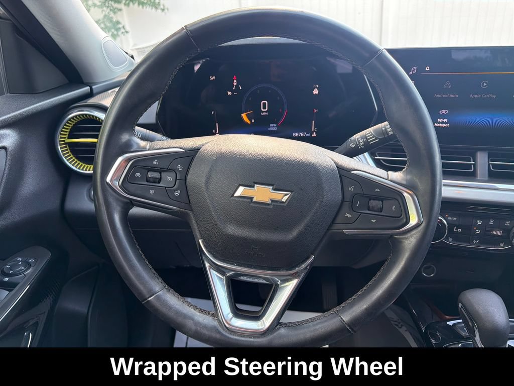 Used 2024 Chevrolet Trax LT w/ Sunroof Package FWD image 17