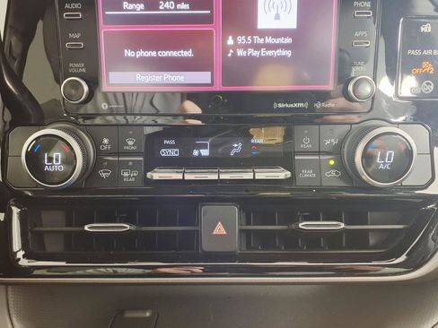 Used 2021 Toyota Highlander LE FWD image 20