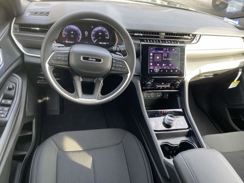 New 2025 Jeep Grand Cherokee Laredo image 11