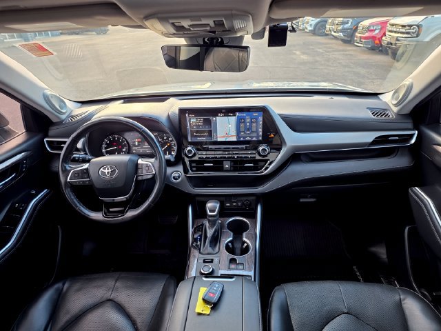 Used 2020 Toyota Highlander Platinum AWD/4WD image 16