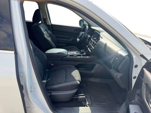 Used 2023 Nissan Pathfinder SV image 19
