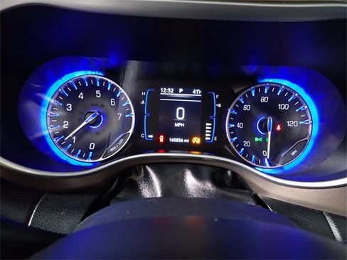 Used 2019 Chrysler Pacifica Touring-L image 23