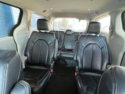 Used 2023 Chrysler Pacifica Touring-L image 21