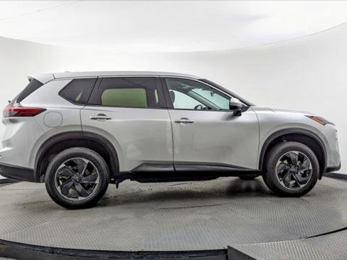 Used 2025 Nissan Rogue SV image 9